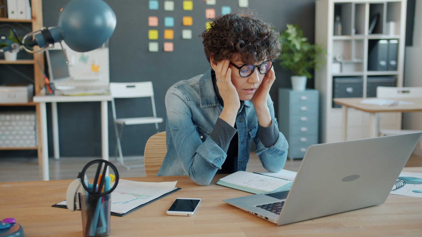 شخص يعمل على حاسوب محمول وأمامه عدة تبويبات مفتوحة في المتصفح