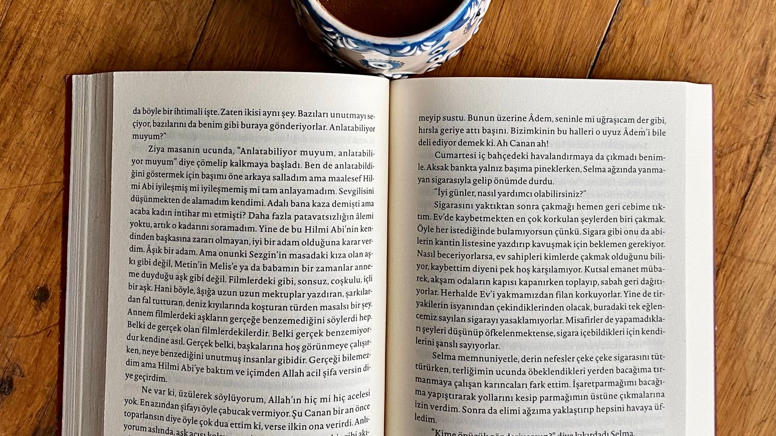 كتاب مفتوح بإشارة مرجعية عند صفحة منتصفه على طاولة قراءة هادئة