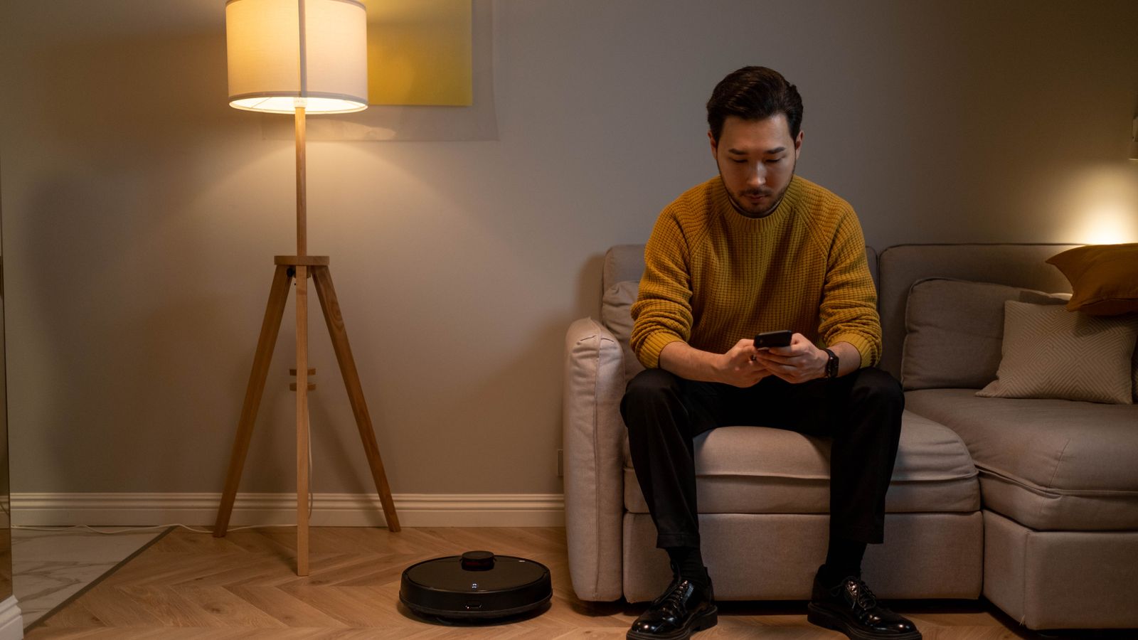 شخص يجلس منفرداً في المساء يتأمل بهدوء أمام هاتفه